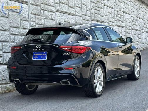 2017 INFINITI QX30 Luxury