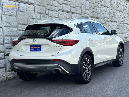 2017 INFINITI QX30 Premium