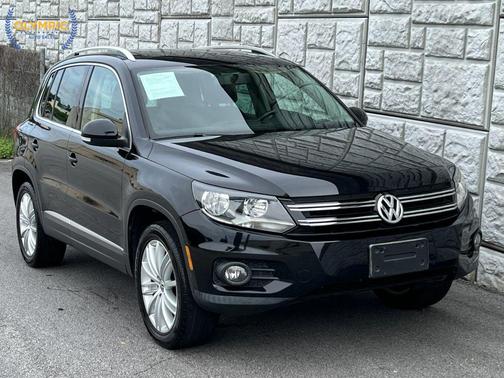 Deep Black Metallic 2013 Volkswagen Tiguan 2.0T SE 4MOTION