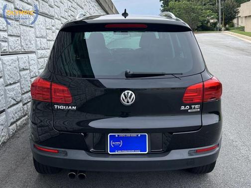 Deep Black Metallic 2013 Volkswagen Tiguan 2.0T SE 4MOTION