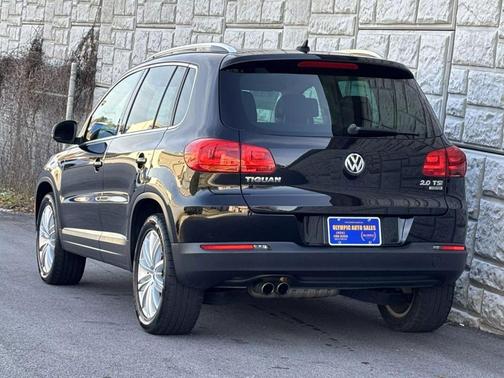 Deep Black Metallic 2013 Volkswagen Tiguan 2.0T SE 4MOTION