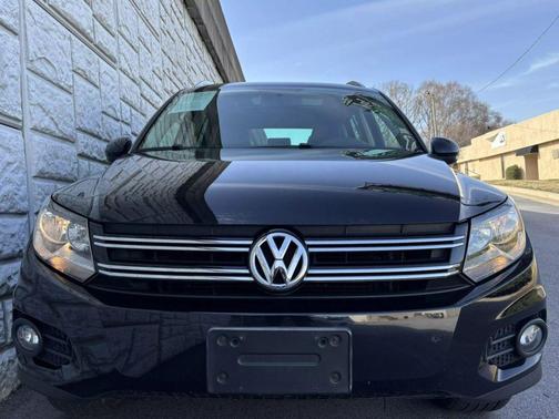 Deep Black Metallic 2013 Volkswagen Tiguan 2.0T SE 4MOTION