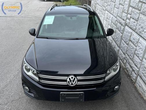 Deep Black Metallic 2013 Volkswagen Tiguan 2.0T SE 4MOTION