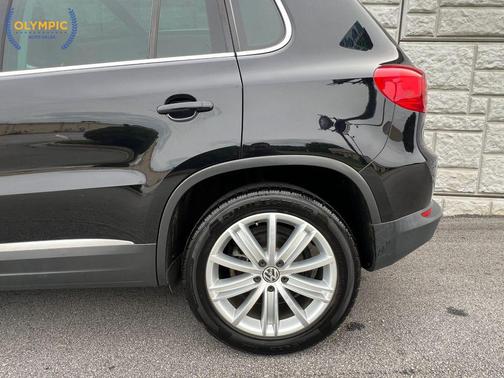 Deep Black Metallic 2013 Volkswagen Tiguan 2.0T SE 4MOTION