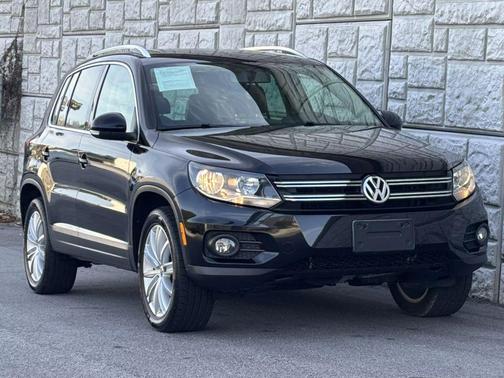 Deep Black Metallic 2013 Volkswagen Tiguan 2.0T SE 4MOTION