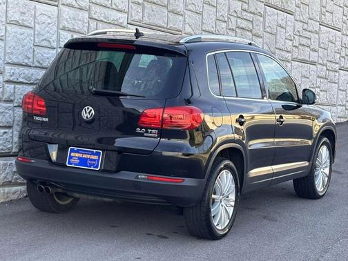 Deep Black Metallic 2013 Volkswagen Tiguan 2.0T SE 4MOTION