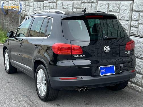 Deep Black Metallic 2013 Volkswagen Tiguan 2.0T SE 4MOTION