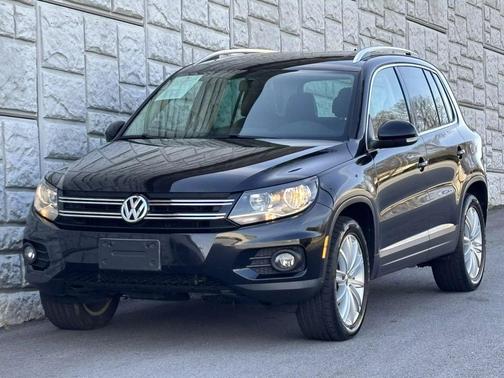 Deep Black Metallic 2013 Volkswagen Tiguan 2.0T SE 4MOTION