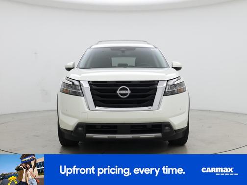 White 2024 Nissan Pathfinder SL