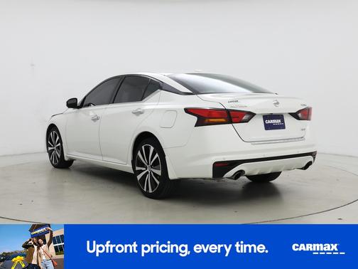 White 2022 Nissan Altima Platinum