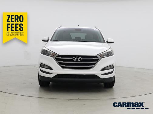 White 2016 Hyundai TUCSON SE