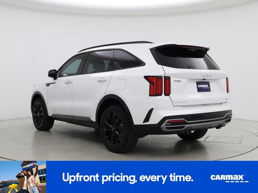 White 2023 Kia Sorento SX