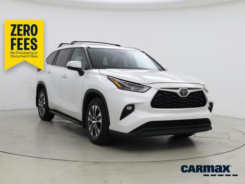 White 2023 Toyota Highlander XLE
