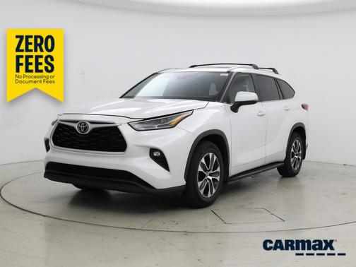 White 2023 Toyota Highlander XLE
