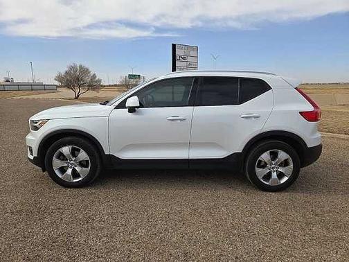 2021 Volvo XC40 Momentum