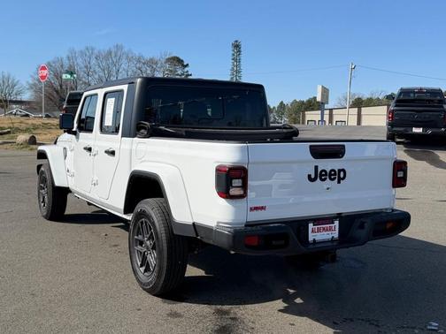 2024 Jeep Gladiator Sport