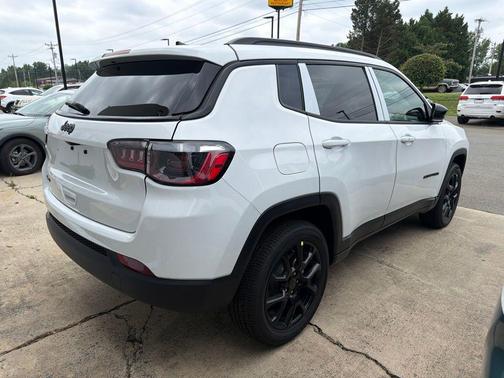 Bright White Clearcoat 2026 Jeep Compass Latitude