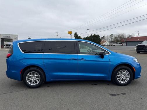 Hydro Blue Pearlcoat 2026 Chrysler Pacifica Select