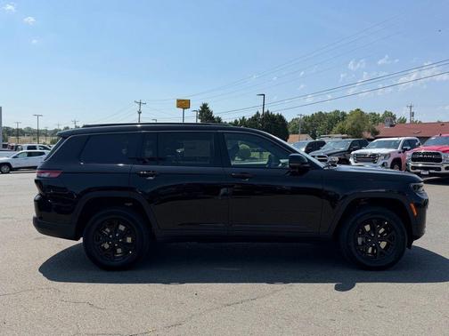 Diamond Black 2026 Jeep Grand Cherokee L Laredo