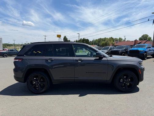 Metallic 2023 Jeep Grand Cherokee Altitude