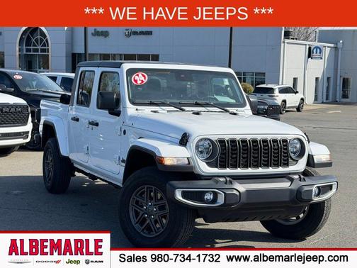 Bright White Clearcoat 2024 Jeep Gladiator Sport