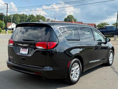 2021 Chrysler Voyager LX