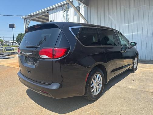 2021 Chrysler Voyager LX