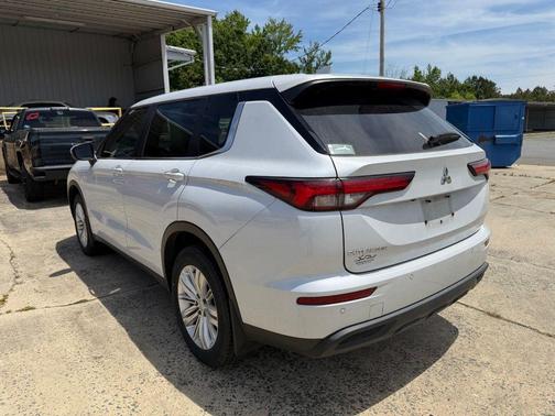 2023 Mitsubishi Outlander ES
