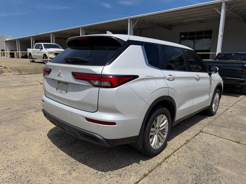2023 Mitsubishi Outlander ES