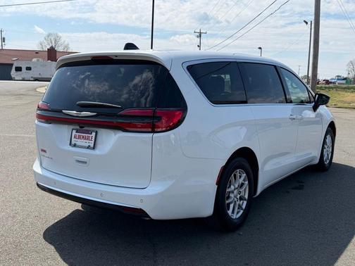 Bright White Clearcoat 2026 Chrysler Pacifica Select