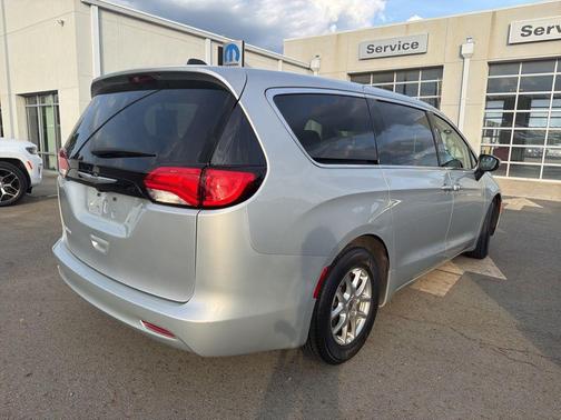 Silver Mist Clearcoat 2023 Chrysler Voyager LX
