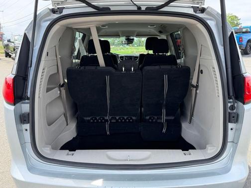 Silver Mist Clearcoat 2023 Chrysler Voyager LX