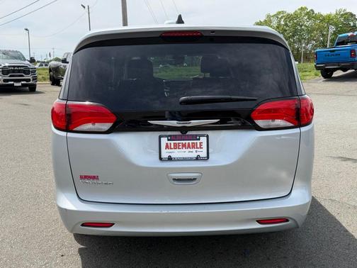 Silver Mist Clearcoat 2023 Chrysler Voyager LX
