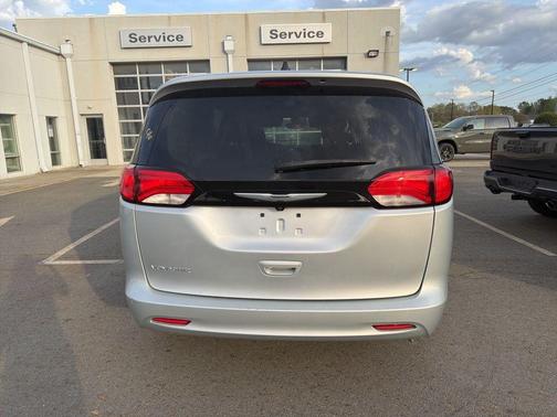 Silver Mist Clearcoat 2023 Chrysler Voyager LX
