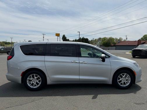 Silver Mist Clearcoat 2023 Chrysler Voyager LX