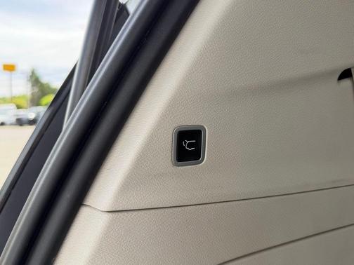 Silver Mist Clearcoat 2023 Chrysler Voyager LX