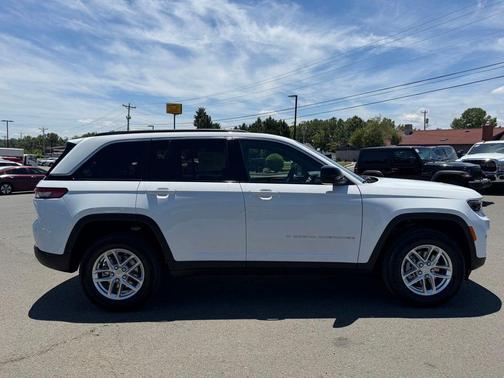 Bright White Clearcoat 2026 Jeep Grand Cherokee Laredo