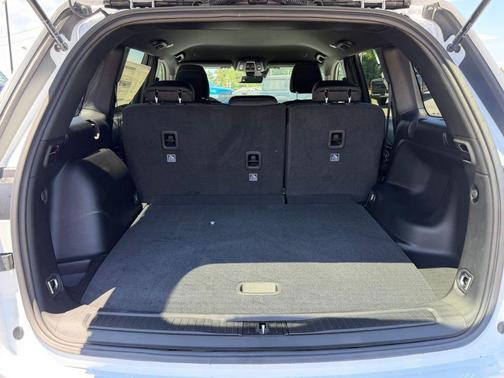 Bright White Clearcoat 2026 Jeep Grand Cherokee Laredo