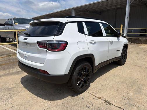 Bright White Clearcoat 2026 Jeep Compass Latitude