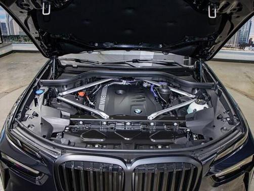 Carbon Black Metallic 2027 BMW X7 xDrive40i