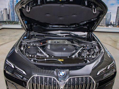 2026 BMW 750e i xDrive
