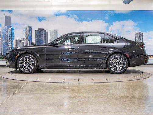 2026 BMW 750e i xDrive