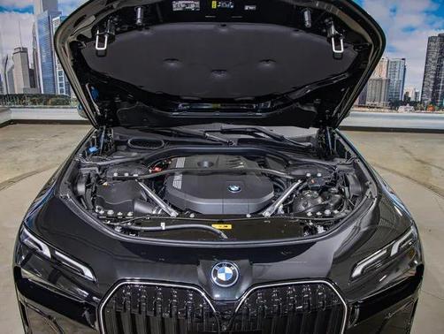 2025 BMW 750e i xDrive