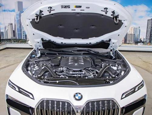 2025 BMW 760 xDrive
