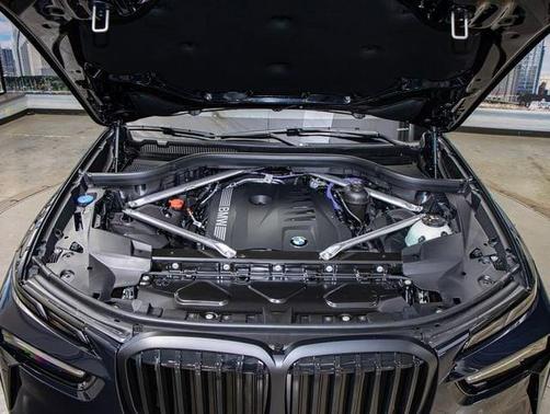 Carbon Black Metallic 2027 BMW X7 xDrive40i