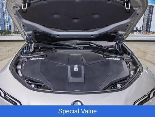 Space Silver 2025 BMW i7 xDrive60