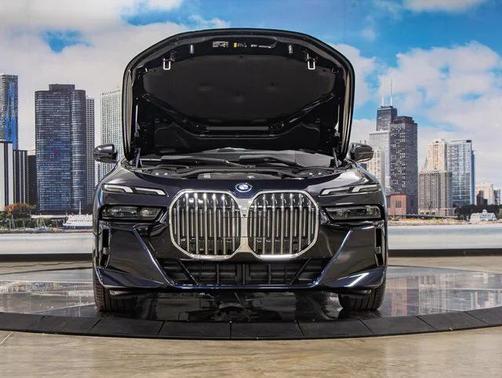 2026 BMW 750e i xDrive