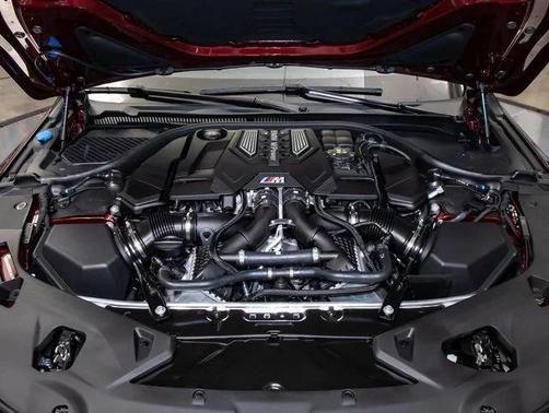 Aventurin Red 2025 BMW M8 Competition