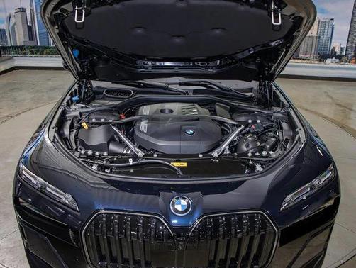 2025 BMW 750e i xDrive