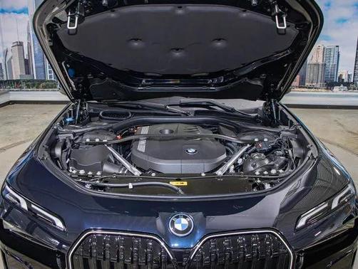 2025 BMW 750e i xDrive